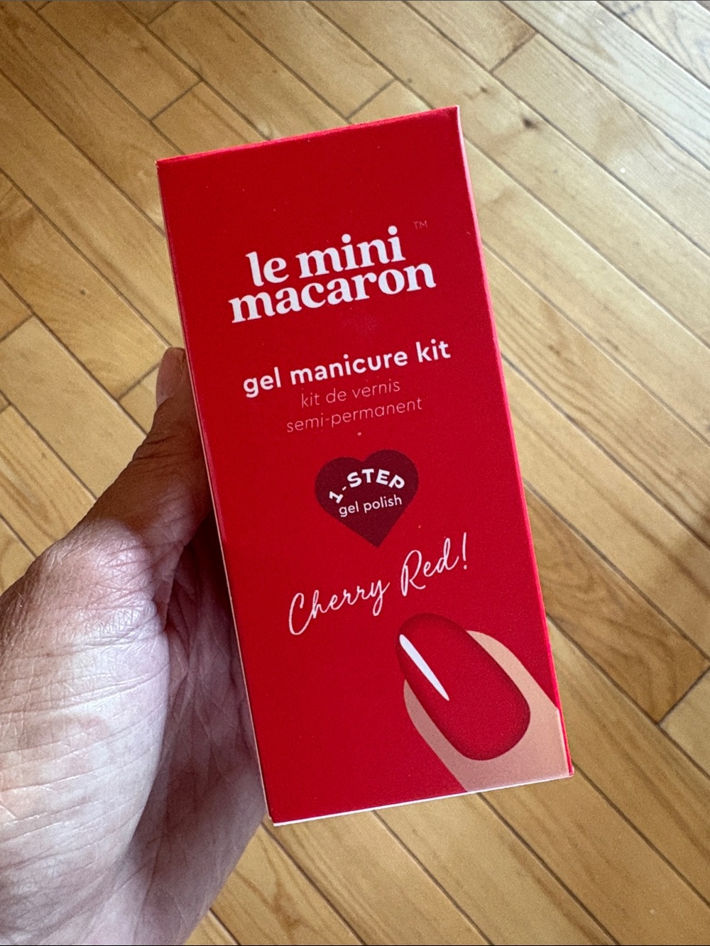 le mini macaron Cherry Red Gel Manicure Kit